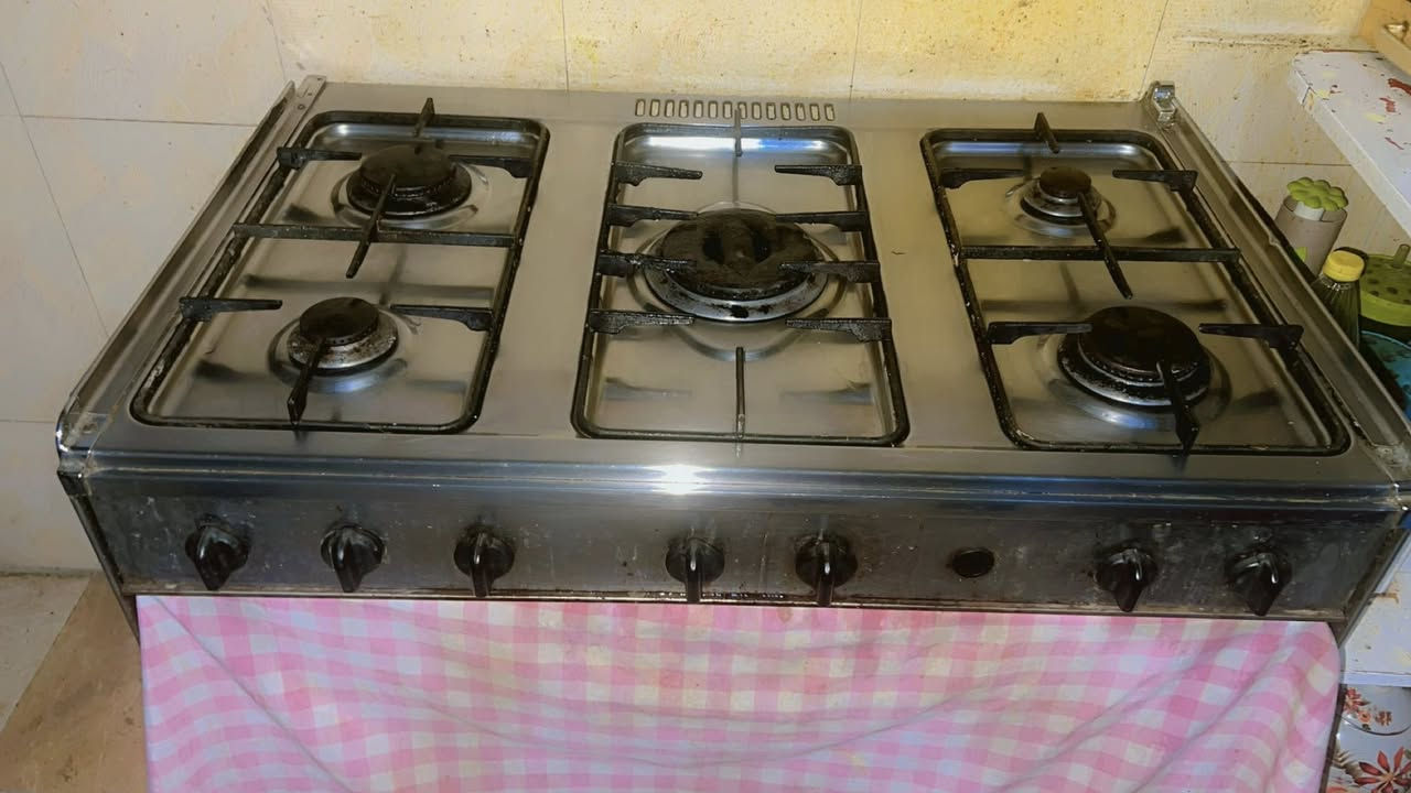 طباخ للبيع 5عيون شغال مع الفرن
+جامة مالته موجوده 
الاتصال***********
