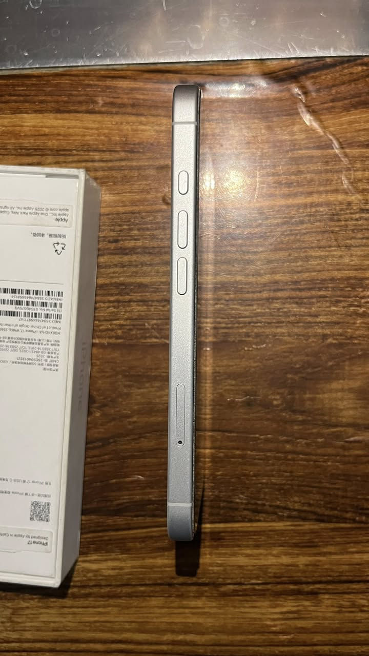 ايفون 17عادي
دبل خط 
ذاكرة 256
نضافة شوفت عينك 100
بطارية 99
للبيع او المراوس العنوان بغداد 
ومتوفر توصيل جميع محافضات العراق 🚚
***********وهذا رقمي
