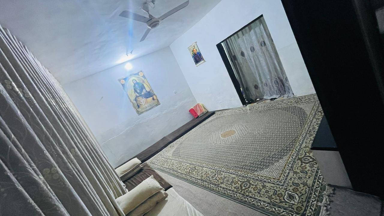 ٢٢٠ متر  بناء طابوك يحتوي على
غرفتين جوه وصاله واستقبال ومطبخ وطارمه ٧٠ متر  والطابق الثاني غرفه ٨ في ٤
وسند ٢٥ وسهم بأسم راعي الارض ماء ومجاري  والكهرباء كله يم الباب 
حي الامامين قرب شارع الحداد
سعر ١٨٠ وقابل للتفاوض
***********
