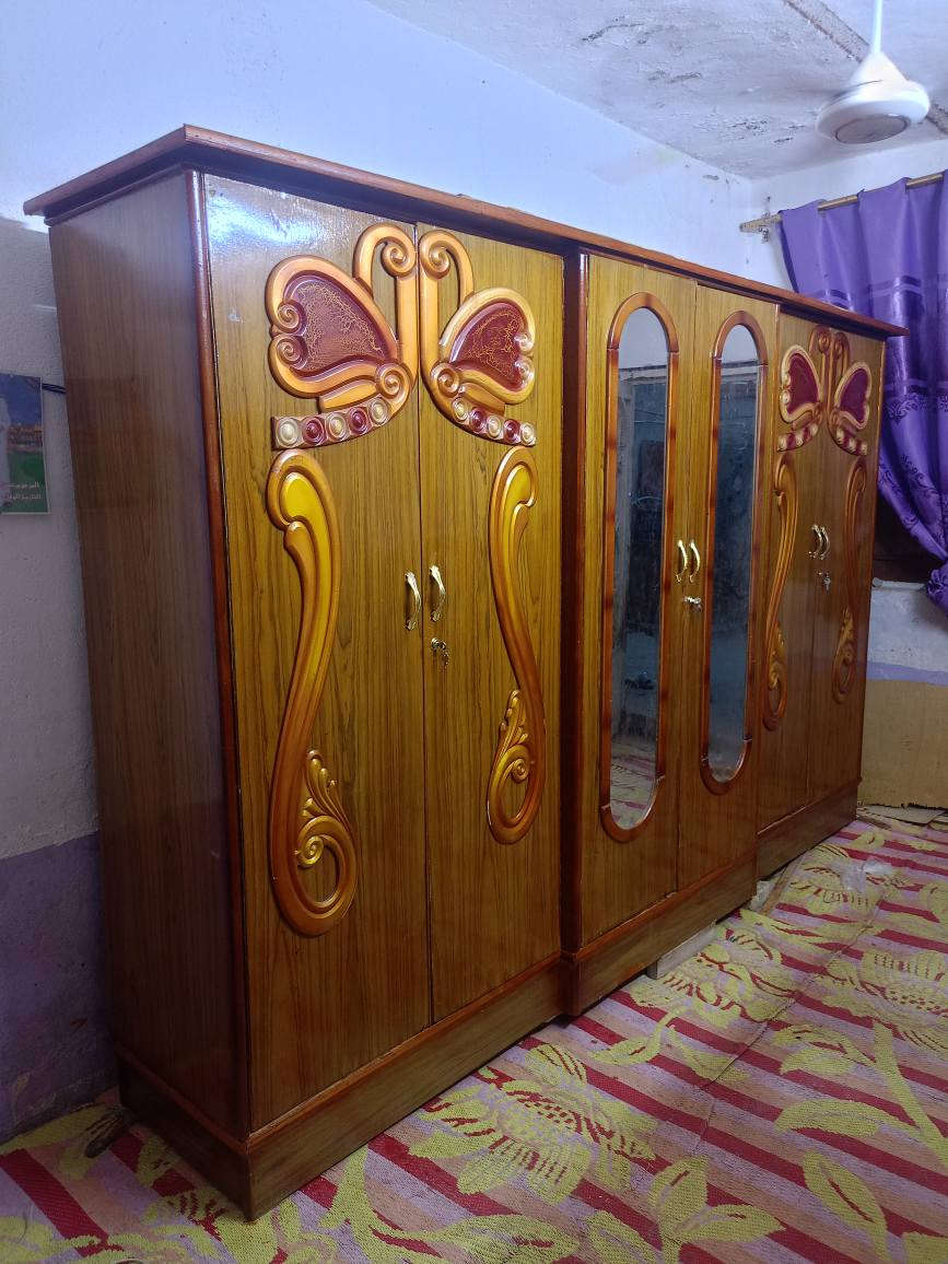 غرفه كامله تخت موجود بيها بس عوزه تاج مال جوربايه نضيفه سعر 375 العنوان العمارات الملح مقابيل حي الخضراء قرب مدرسه رقيه الانصاري جامع الصدرين*********** عمارة, ميسان
