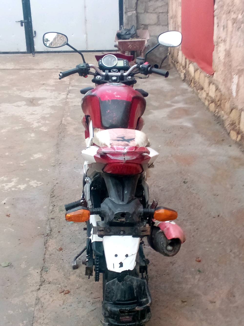 هذه دراجة نارية رياضية بلون أحمر وأبيض موديل 2013. بحالة جيدة وتحتاج إلى بعض التعديلات البسيطة لتحسين مظهرها. قوية وسهلة القيادة مثالية للتنقل اليومي داخل المدينة.