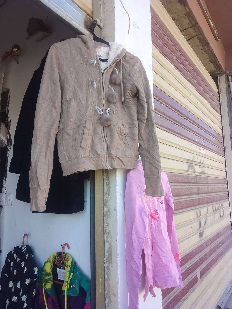 اخوان عندي هاي البالات شتوي للبيع 400 قطعه شلع ابيعه اب 60 الف كله نضيفات بي سويتر ولادي وبناتي وقميس وبنطرون وقماصل رجالي ونسائي وملابس اطفال اذا شراي خابرني وتدلل رقم الموبايل ***********  والخاص مفتوح .
