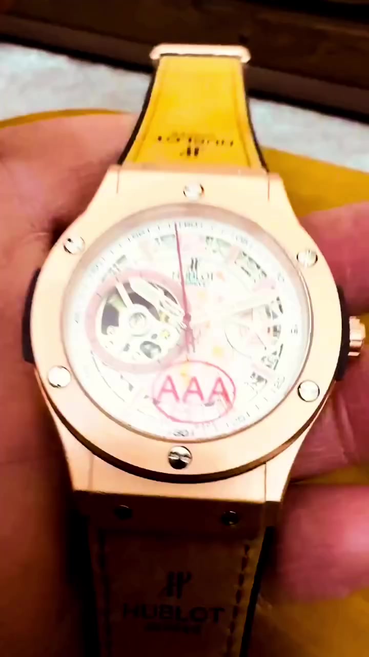 تحفة هابلوت اوتوماتيك تكويك وحركة اليد
قطر 42 ملم 

حزام الساعة ربل مغلف بشاموا مختوم 

قفل الحزام من الاستلس الستيل المختوم 

زجاج زفير 

مكينة كشف مختومة 

جديد غير مستخدم 

وتساب ***********
