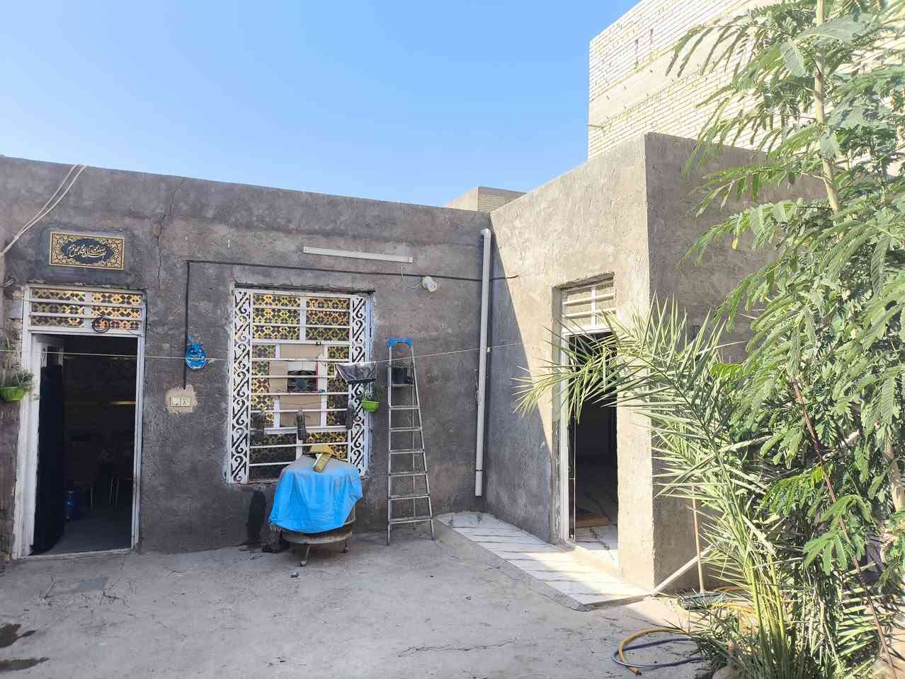 بيت بلديه للبيع مساحه ٢٠٠م بناء كامل بلوك السكف عكاده. البيت يحتوي ع طاررمه واستقبال ومطبخ وصاله وغرف  ثنين  وحمام داخلي وخارجي  مكشوفات ثنين  البيت كامل مال سكن معاملته كامله واصله للتقدير وبسمي المكان النجف الأشرف حولي شارع30سعر50 الهاتف***********
