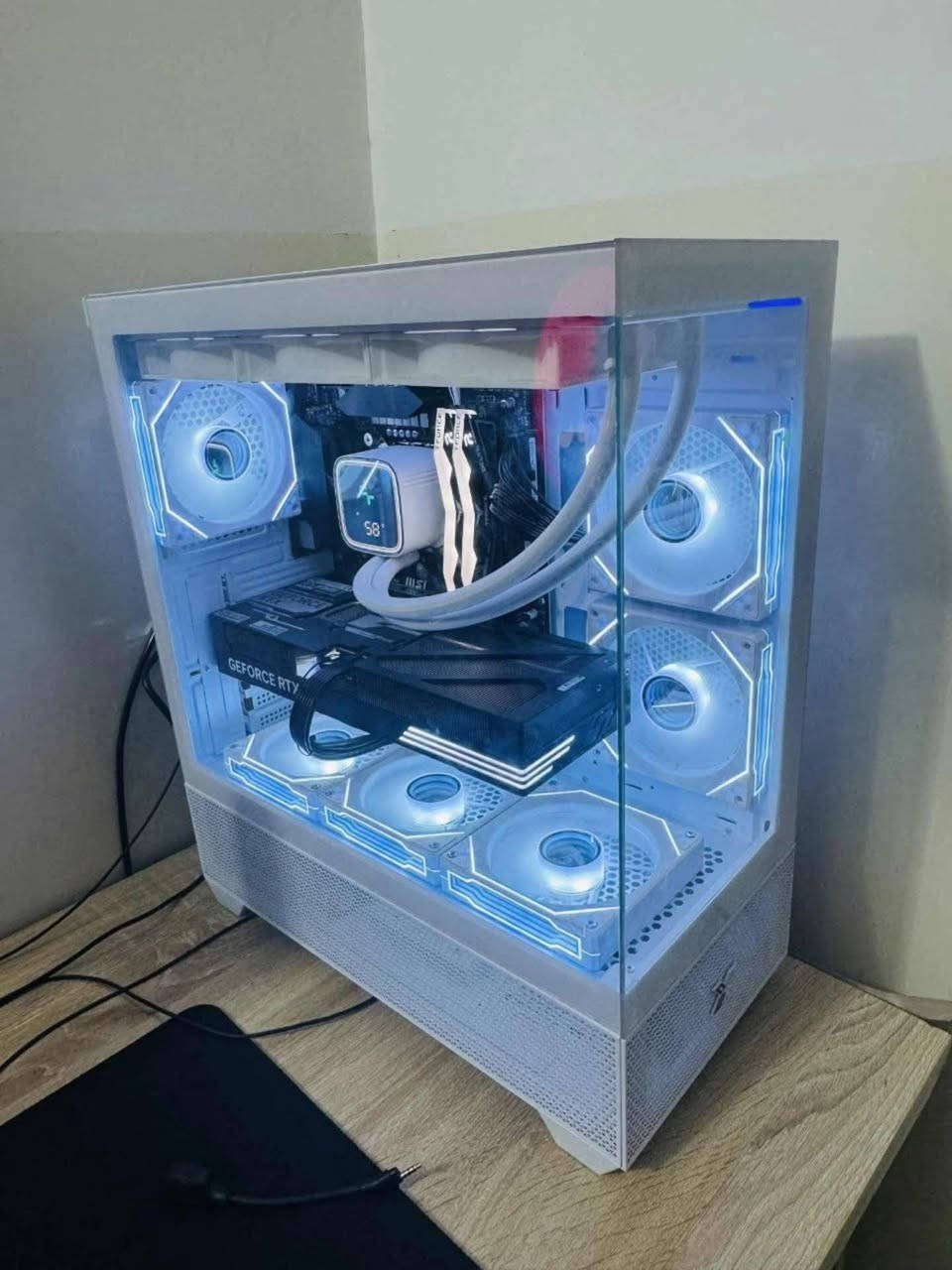 🚀 وحش الألعاب والمونتاج للبيع (High-End Setup)
الحالة: شبه جديدة (استخدام 20 يوم فقط)
النظافة: 100% مع كامل الكراتين والوصلات الأصلية.
النظام: Windows 11 Pro أصلي مفعل.
🖥️ المواصفات التقنية (PC Specs):
المعالج: Intel Core i7-14700KF
اللوحة الأم: MSI Z790-S WiFi
كرت الشاشة: GALAX RTX 5070 Ti EX Gamer (16GB)
الرام: 32GB TeamGroup Delta RGB (6000MHz CL30)
التخزين: 2TB Lexar NVMe SSD Gen 3
التبريد: DeepCool LS720 Digital White (مبرد مائي)
الباور: Segotep GN850 850W Gold
الكيس: Xigmatek Alphaard White (تصميم عصري)
الحماية: UPS Rock 1KV Online (لحماية الجهاز من انقطاع التيار)
📺 الشاشة (الأداء الأقصى):
Samsung Odyssey OLED G6
القياس: 27 إنش / دقة 2K.
التردد: 360Hz مع استجابة فائقة 0.03ms.
التقنيات: OLED Glare Free / Quantum Dot / HDR 10+.
المميزات: تصميم معدني، حماية العين، FreeSync Premium Pro.
🖱️ الملحقات (Peripherals):
ماوس Logitech G502 Hero الشهير.
كيبورد GX-500 Gaming.
سماعة HyperX Cloud 3 (Open Box).
كيبل نت 25 متر (Cat 6) + كيبل HDMI أصلي.
💰 السعر وتفاصيل التواصل:
السعر المطلوب: 3200$ دولار 
مدة الاستخدام: 20 يوم فقط (الجهاز بوضع الشركة).
التوصيل: متوفر لجميع محافظات العراق 🚚.
📞 للحجز أو الاستفسار: #***********
أو راسلنا مباشرة عبر الخاص.
