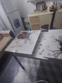 ميز طعام للبيع ١٠٠وبي مجال زجاج أخو جديد نضيف 07770475880