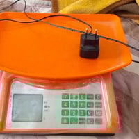 ميزان إلكتروني • قابل للشحن • استخدام قليل