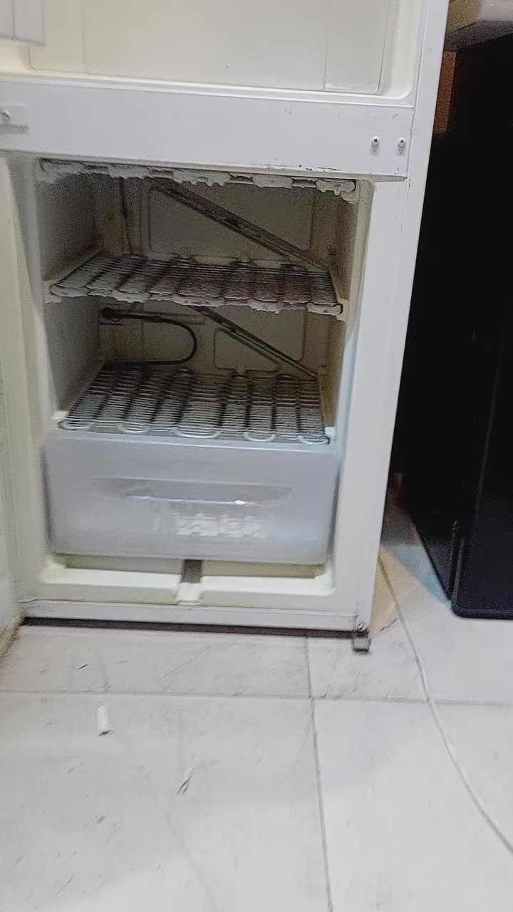 السلام عليكم ورحمة الله وبركاته موجود ثلاجة +مجمدة العنوان هفلان السعر ٢٠٠الف وفيها مجال للإستفسار وتساب فيبر ***********
