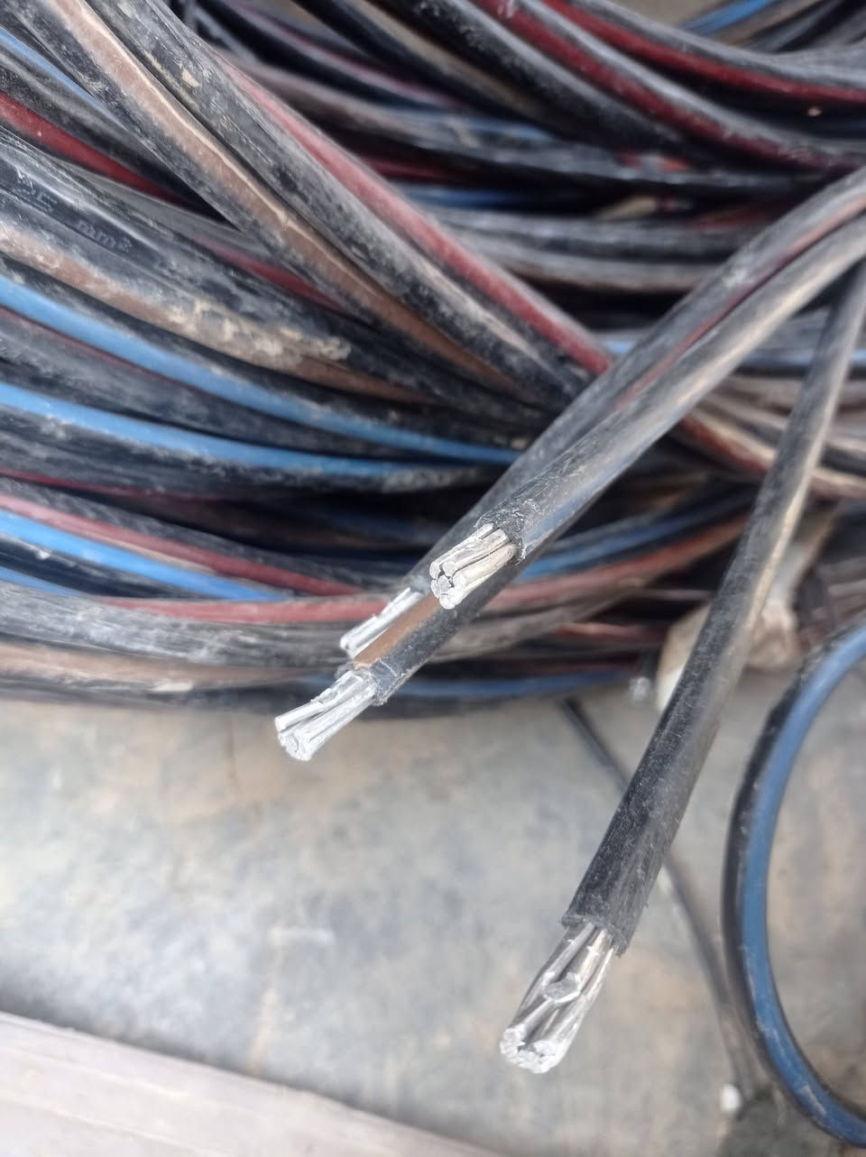 سلام عليكم عدي ضفيره اربع خطوط للبيع 
صناعه تركيه 120 متر المتر ع 2500 ألفين ونص 
***********
