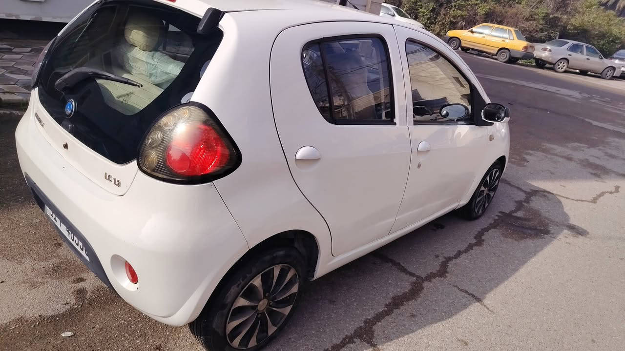 السلام عليكم ورحمه الله وبركاته
جيلي باندا  مديل ٢٠١٣ 
كير اوتماتيك نضيفه جدا
ماشيه ٥٧ الف
كير محرك مكفول
سنتر لوك شاشه
كهربائيات حداديه مضبوطه
رقم انكليزي بأسمي
السعر ٥٠ وبيها مجال لشراي
العنوان الغدير
للاستفسار ع رقم
***********
