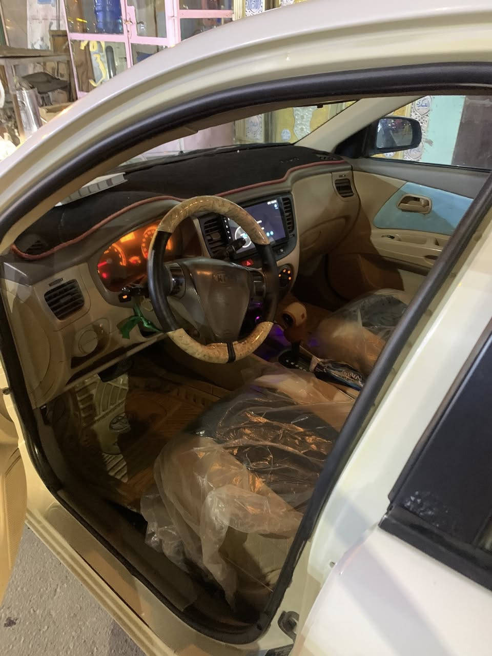 السلام عليكم كيا ريو 2009نضيفه كولشي شغال تبريد تدفئه حداديه نضيفه بس صبغ حزام سنويه 2030 بسمي 
السعر 85 ورقه رقم *********** المكان النجف الاشرف
