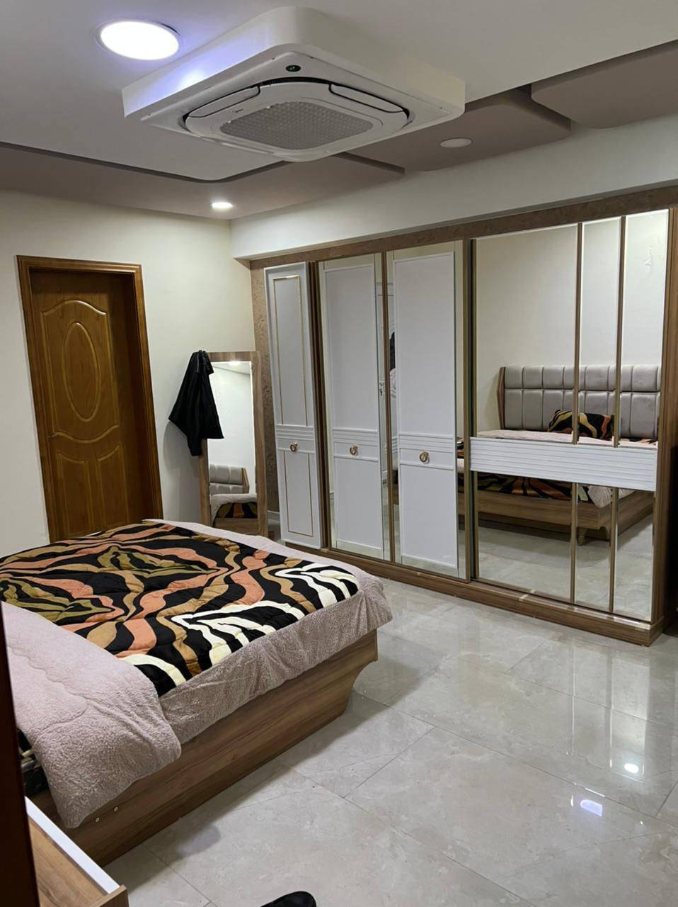 شقه جوهرة المحيط خلف مرور الكاظميه 
المساحه 170 متر 
غرفتين نوم وحده منها سويت صالتين مطبخ أمريكي مفتوح ثلاث حمامات 
عماره B2 ألماسه طابق ثالث 
خمس سبالت مركزيه سقوف 
مطلوب قرض للمصرف العقاري 125 مليون 
مسدد منها تقريبا 15 مليون القرض العقاري ينقص من المبلغ الكلي في حال رغبة المشتري بتحويل القرض 
سعر المتر 1400دولار
***********
