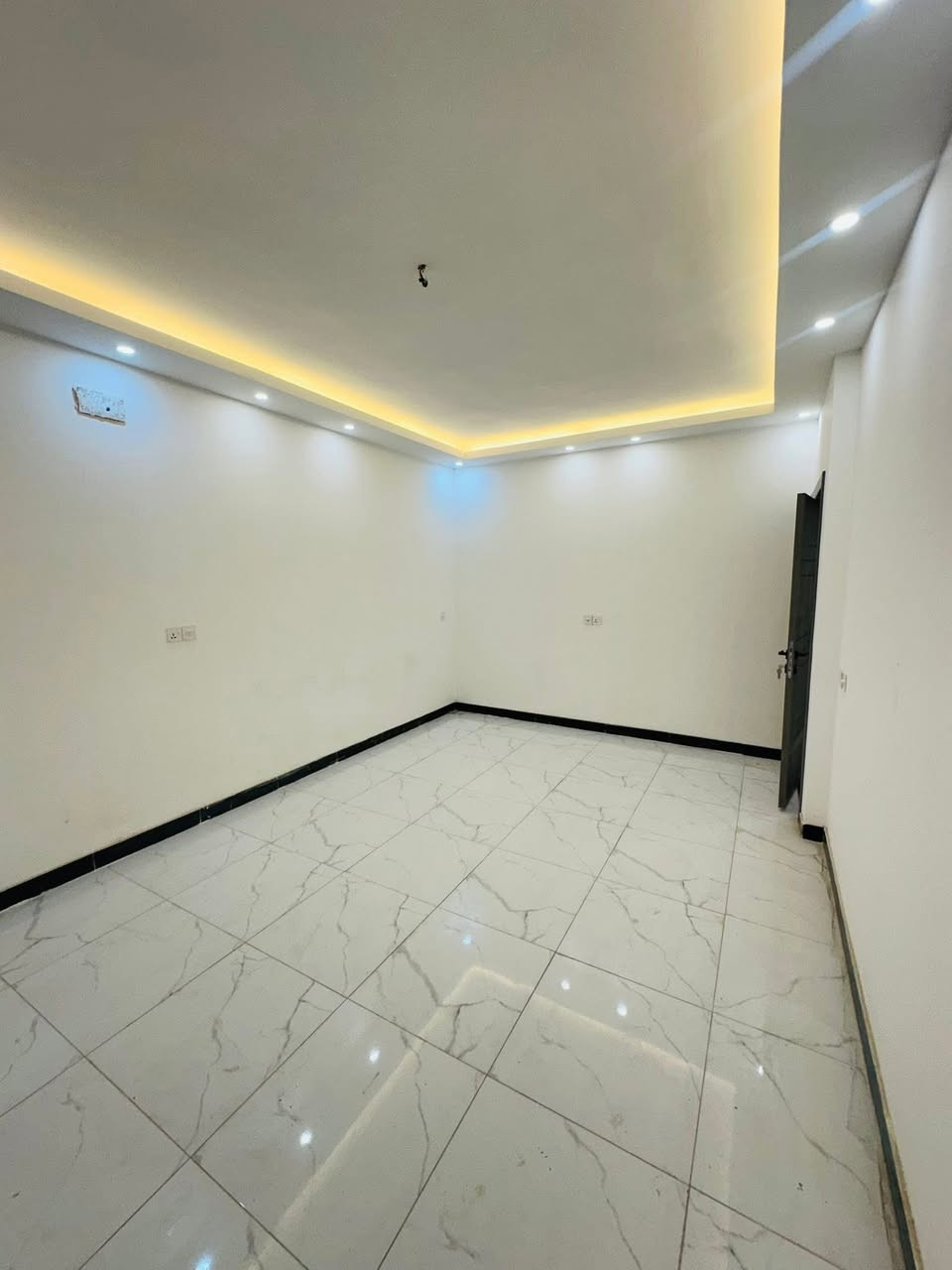 السلام عليكم 
دار مساحه 100 متر للبيع 
وجه 5 نزال 20 
طابو ملك صرف 
يحتوي على 
كراج و مدخلين و صاله و مطبخ و غرفه نوم وخدمات 

الطابق الثاني يحتوي على غرفتين نوم و خدمات و سطح 
الموقع الدوره ابو دشير قرب مستوصف التحدي 
الاستفسار الاتصال على الرقم
***********
***********
