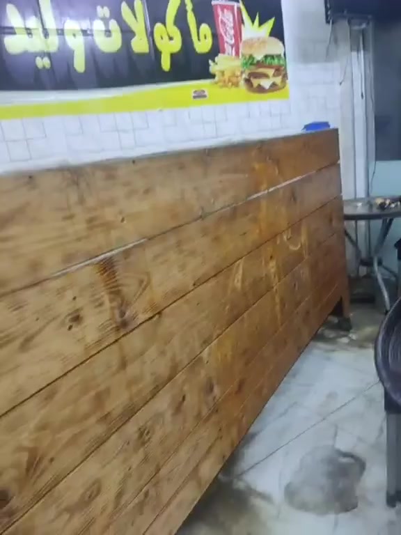 سلام عليكم
بوجة ساحبه وميز امامي  ثنينهم ديكور خشب 
الميز بي رف مرمر وشغل درجه اولى قياس مترتين ونص 
السعر ٣٠٠ 
اتصال ع رقم ***********
