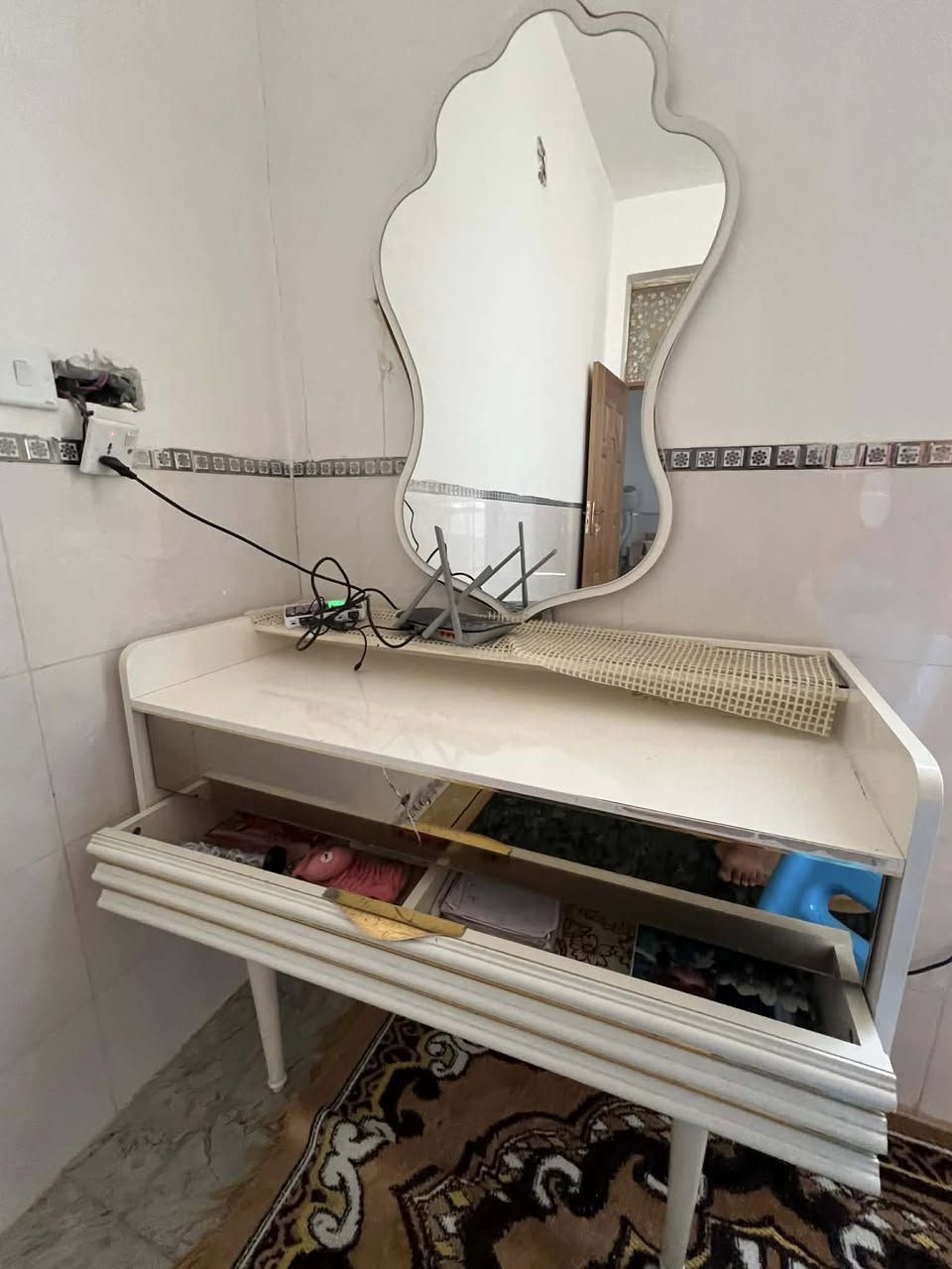 كنتور وميز مرايه وكومدي ٢ للبيع السعر ٢٥٠ وبيهم مجال
مراسله او اتصال ***********
