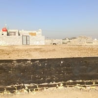 قطعه للبيع مساحته 400 200بتلو ومدفونه وجاهزه للبناء و200 باقيه تراب لل...