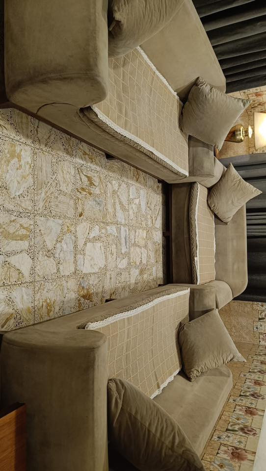 قنفات للبيع مستعجل على بيعته بس دوشمه يرادله خشب بلوك ثكيل ***********حي العدل
