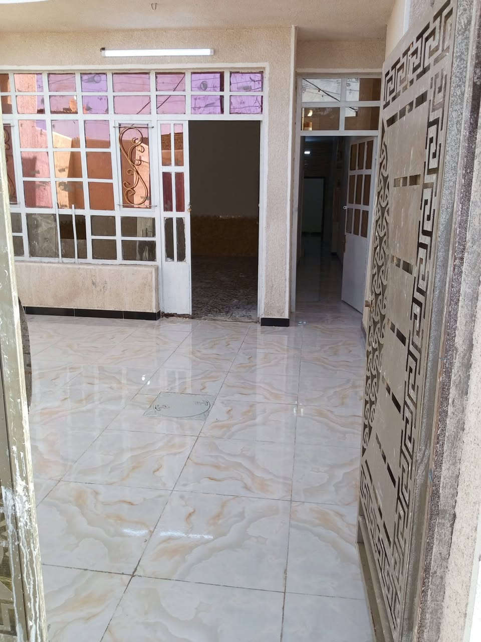 السلام عليكم دار للبيع بغداد الحسينية بداية مسقط شارع المدارس 100متر طابق ونص طابو وصرف باسمي بيت يحتوي على مدخلين حوش جبير واستقبال وغرف ومطبخ وحمام داخلي وخارجي ومنور وطابق الثاني سويت بيت ع شارع عشرين يحتوي على تانكي ثنين وكيزر وماطور وانترنيت وسحب السعر 65وبي مجال بسيط للاستفسار هذا رقم***********
