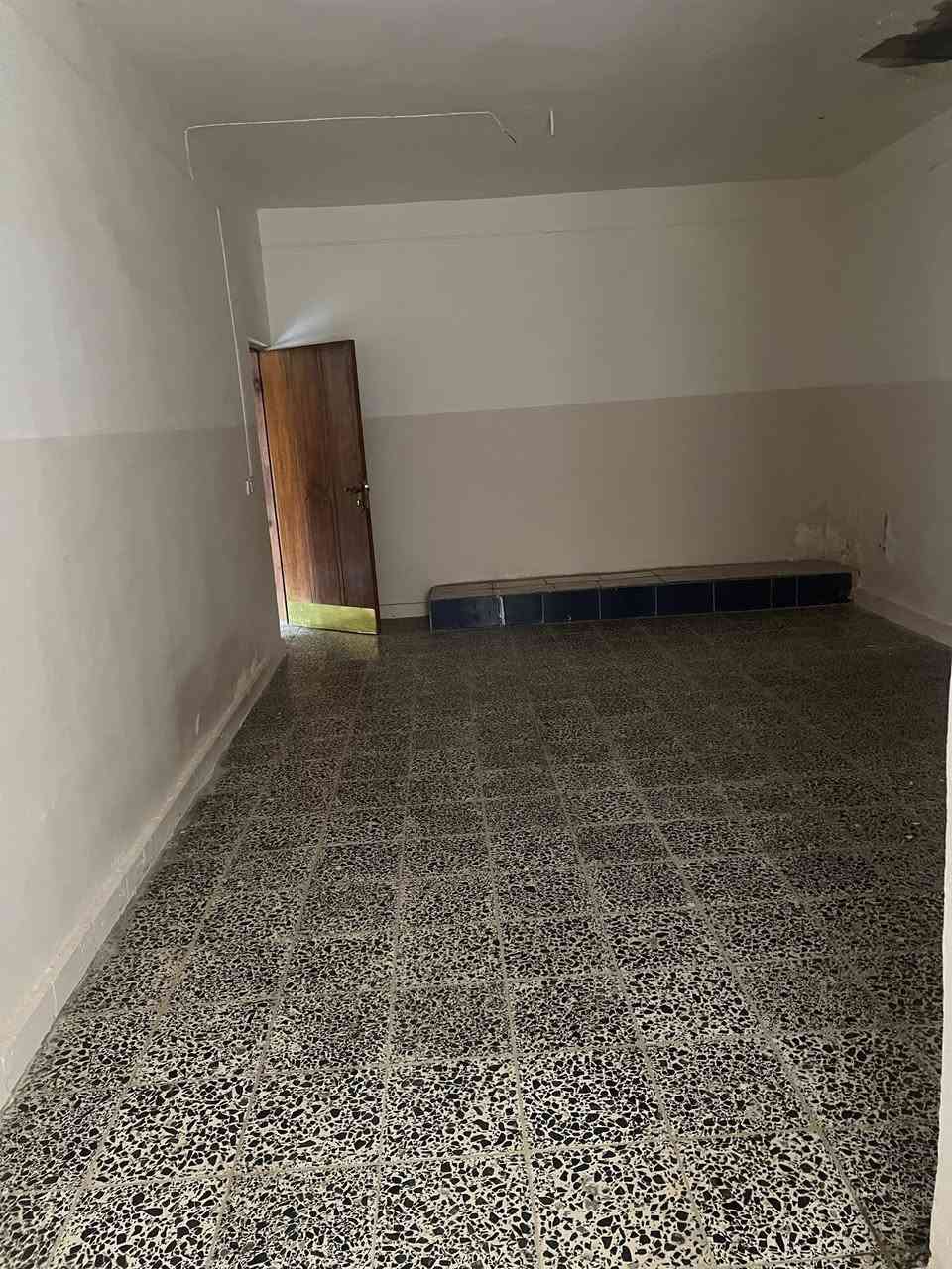 دا للايجار في القادسيه شارع ابو عقرب
يتكون من اربع غرف نوم وهول وغرفة خطار ومطبخ كبير وكراج كبير
سعر الايجار 300 الف
الاتصال ***********
