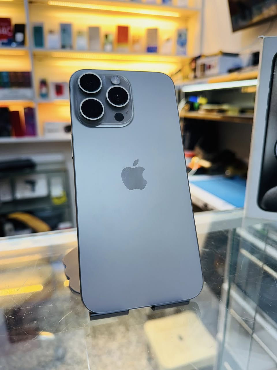 سلام عليكم ايفون 15 برو ماكس الجهاز بي نفخة خفيفة بطارية 🔋 95 عدد الدورات 280 ذاكرة 256 الجهاز اخو الجديد السعر 925 الف مكاني بغداد الحسينية رقم *********** توصيل 🚚 لجميع المحافظات
