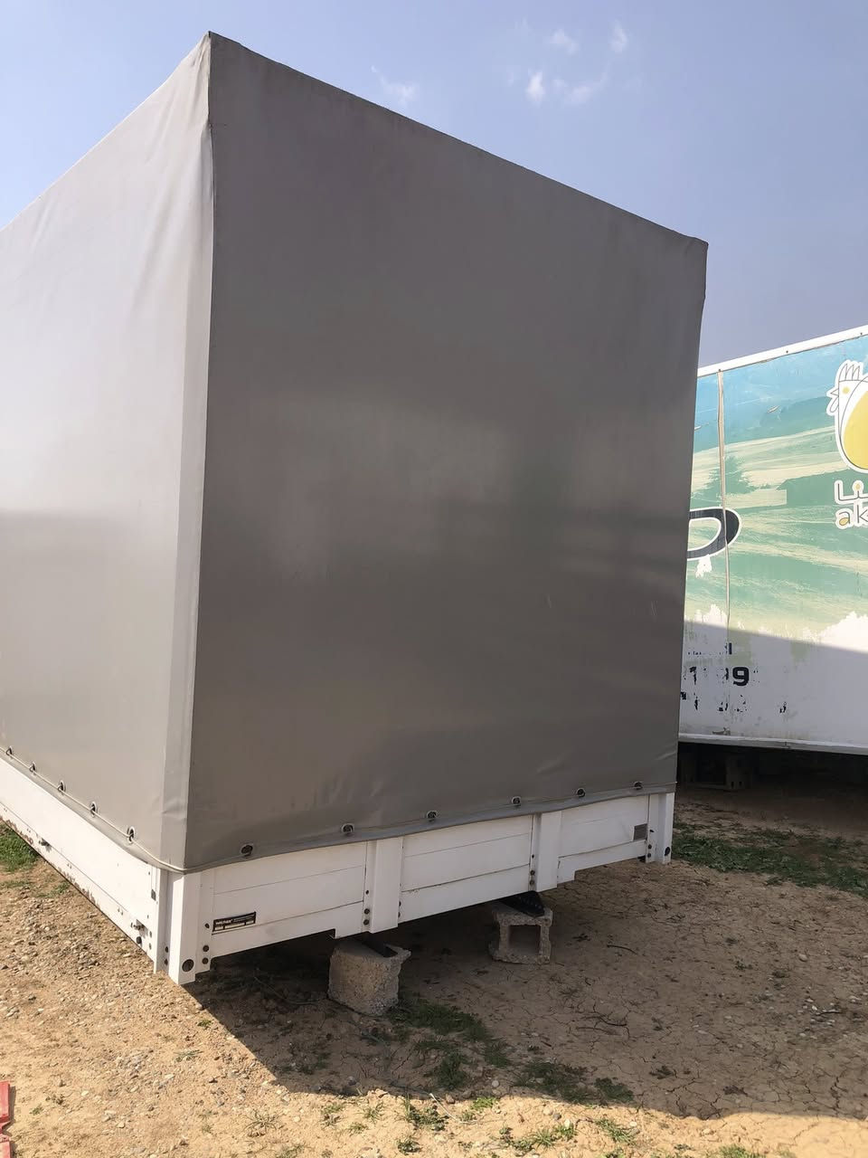 سلام عليكم اخوان بدي اتيكو للبيع طول سبعة وربع ارتفاع ٢٨٠ الداخل مال كلة حديد مكان البدي اربيل قوش تبة موديل البدي ٢٠١٣ للاستفسار الاتصال ***********
