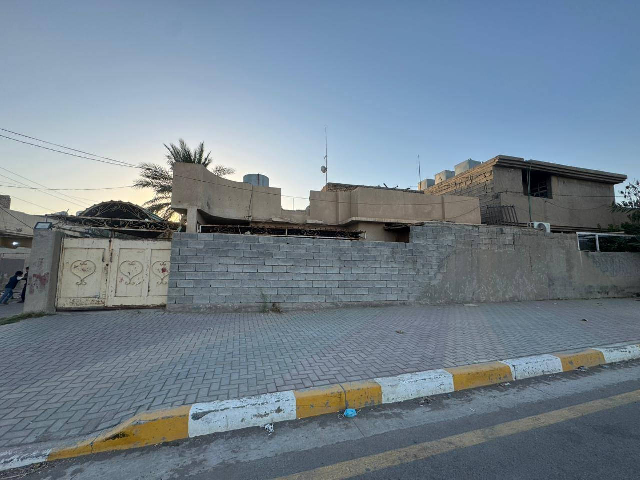 السلام عليكم بيت للبيع مساحة 184  متر واقع حال 200 متر
والواجهة 16 ونزال 11 ونص
البيت
طابق واحد
واستقبال
هول 
 غرفة نوم وحدة
صحيات
وحمام
وحديقة
وكراج سيارة
موقع البيت التحرير شارع الـ 160
رقم الهاتف ***********
