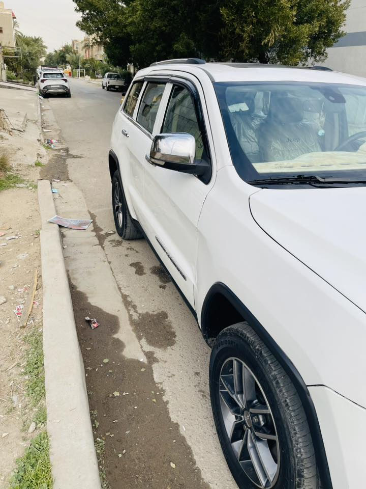 🚗 للبيع: جيب كراند شيروكي 2017
📍 مكان السيارة: بغداد
📞 للتواصل: ***********

📊 المسافة المقطوعة: 120000 مايل
🛠️ المحرك: 6 سلندر – 3600cc

⚙️ المواصفات: فئة Limited 
• فول مواصفات 1/1 
• فتحة سقف بانورامية
• مقاعد كهربائية
• خزن مقاعد
• تدفئة وتبريد للمقاعد
• كرايا كهربائية 
• اشارات بالمرايا
• تبريد منفصل قطعتين 
• كاميرا خلفية 
• شاشة وسطية تدعم apple car و Android auto 
• بصمة تشغيل 
• بصمة أبواب 
• وضعيات قيادة متعددة 
• والعديد من المواصفات الاخرى 

⚠️ أضرار السيارة:
• الأضرار موضحة في السونار
• صورة السونار مرفقة مع الصور 

📌 تفاصيل إضافية:
• رقم السيارة: بغداد الدولي الجديد
• باسم المالك – تحويل مباشر
• لون السيارة: أبيض
• السيارة جاهزة بدون أي نواقص
