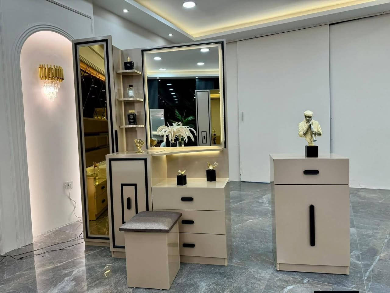 عنوان المنشور: الرفاهية صارت ببيتك.. موديل "جلو" المودرن وصل! ✨🏡
لأن بيت العمر يستاهل الأفضل، جمعية التراث تقدم لكم قطعة فنية تجمع بين المتانة العالية والتصميم العصري الأنيق. موديل (جلو - 10 قطع) مو بس غرفة نوم، هي استثمار لراحتكم.

✅ ليش تختار موديل "جلو"؟
📏 مساحة خزن عملاقة: كنتور ملحق قياس (335 سم) يشيل كل احتياجاتك بترتيب.
🛏️ سرير مخزن: استغل كل شبر بغرفتك مع المخزن الأرضي للمفارش والبطانيات.
🛠️ متانة حديدية: الظهر خشب (بلوك) ونظام الربط (برغي وجوي حديد) لضمان القوة وسهولة النقل مستقبلاً.
✨ شغل درجة أولى: لمسات فنية وتشطيبات احترافية تبيض الوجه.

💰 خطة الدفع (نقد وأقساط):
لأننا نقدر ظروف زبائننا، وفرنا لكم أفضل تسهيلات:

💵 السعر نقد (كاش): 2,000,000 دينار فقط.
💳 السعر بالأقساط: 2,500,000 دينار.
📉 القسط الشهري: 140,000 دينار بس!

📍 وين مكاننا؟
الرمادي - التأميم - شارع النخيل - مقابل محطة النخيل.

ننتظر زيارتكم لمعاينة الجودة والجمال على أرض الواقع!
جمعية التراث.. اختيارك الأول للأثاث الراقي.


**إذا كنت صاحب هذا الإعلان وتريد حذفه لأي سبب، رجاءا أرسل رسالة إلى الدعم الفني**