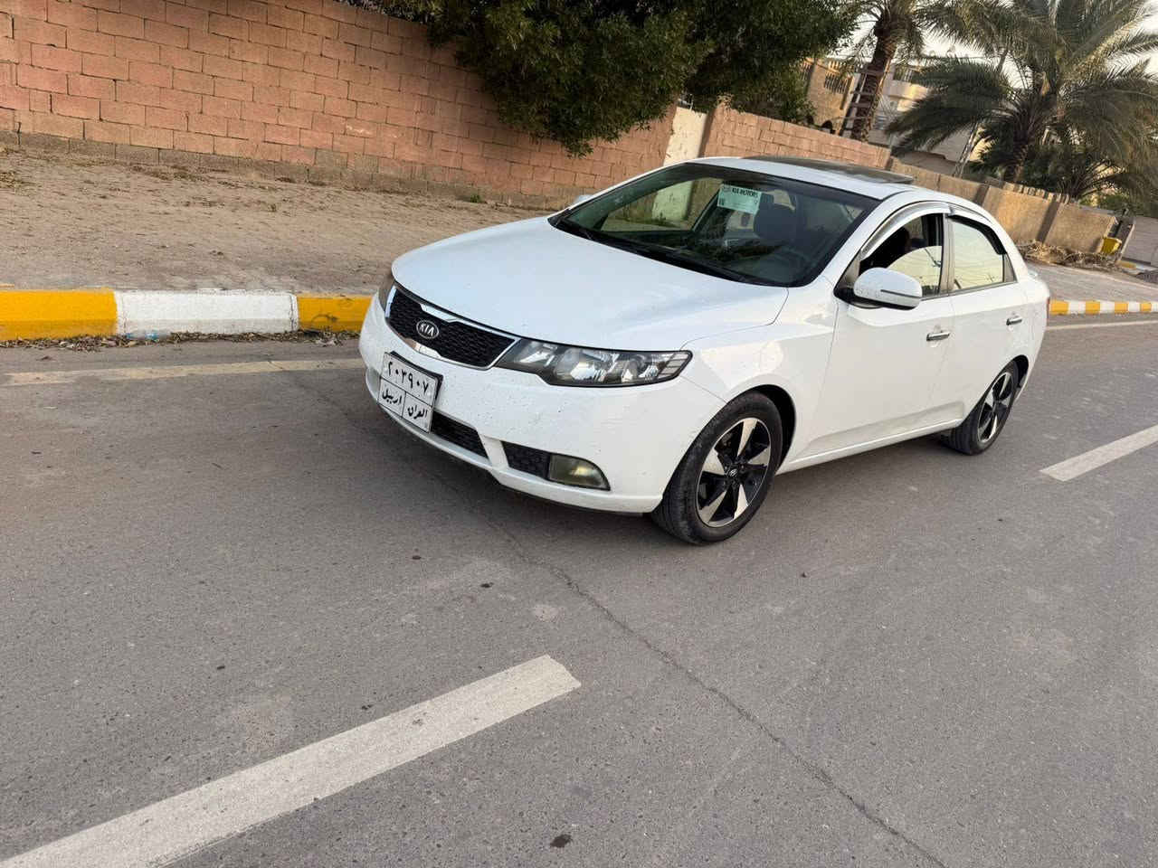 سلام عليكم سيراتو موديل 2011 بيه تلث قطع بدون دواخل سعره 97 وبيه مجال قليل هاذه رقمي ***********
