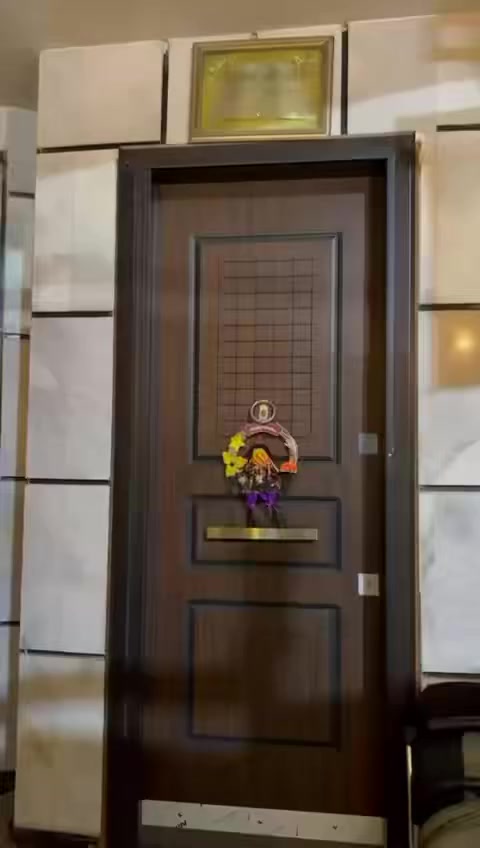 #بيت للبيع بناء حديث..........

المساحة 85متر....... الواجهة 5 متر
     مداخل عدد 2
الطابق الأرضي يحتوي على 
صالة استقبال ٫ مطبخين حار /بارد/ خدمات ديلوكس٫ هول 
الطابق الثاني يحتوي على 
غرف نوم عدد 2 ٫ خدمات ٫حولي 
طابق الثالث يحتوي على 
غرفة نوم ٫سطح
 العنوان الصليخ الاربعمية فرع ماركت المتسوق
للاستفسار /***********
                  /***********
علماً ان جميع الغرف والصالة تحتوي على ديكورات حديثة
