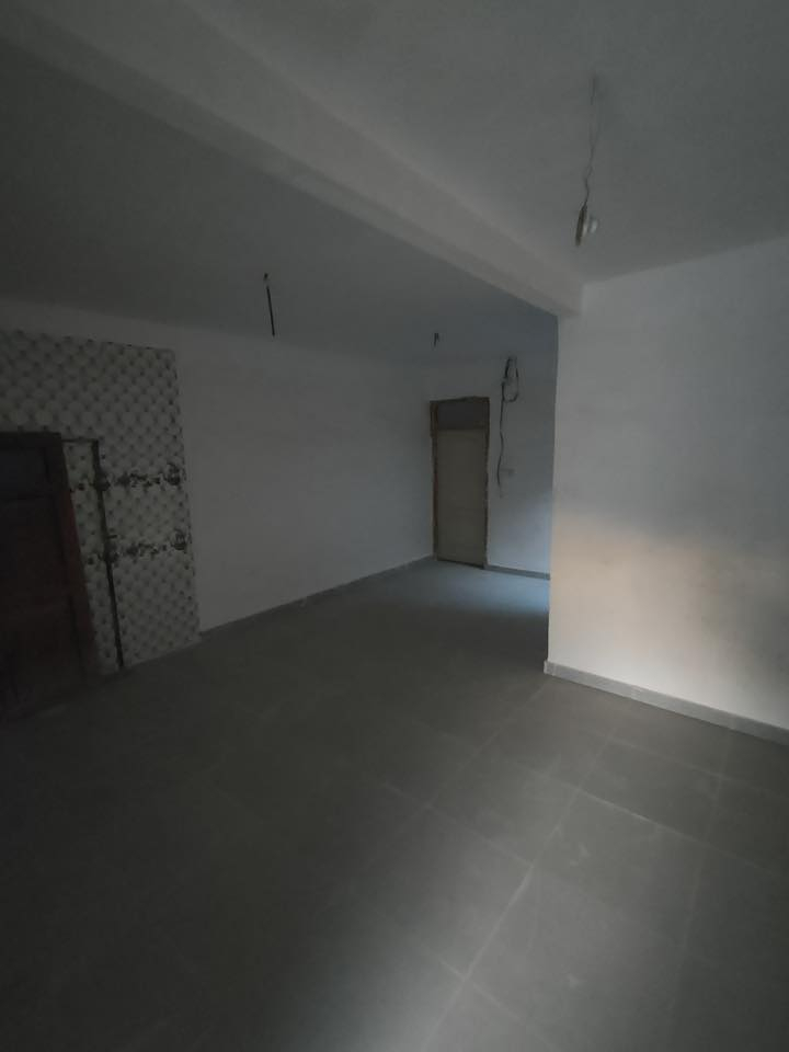 دار للبيع
🔹 المساحة: 100 متر 

🔹  العقد زراعي

🔹 الموقع: مقابل المطار  – قرب باب الخروج - قرب صالون عسوله و وصالون غاده 3 

✨ تفاصيل الدار:

▪️ أساس صب وبناء بلوك

▪️ أرضية بورسلين بالكامل

▪️ صحيات

▪️ استقبال + (هول) واسع

▪️ مطبخ مفتوح ومطل على الهول

▪️ غرفة نوم واحدة

⭕️سعر مناسب بيع مستعجل 

للاستفسار والمشاهدة يرجى التواصل ***********
