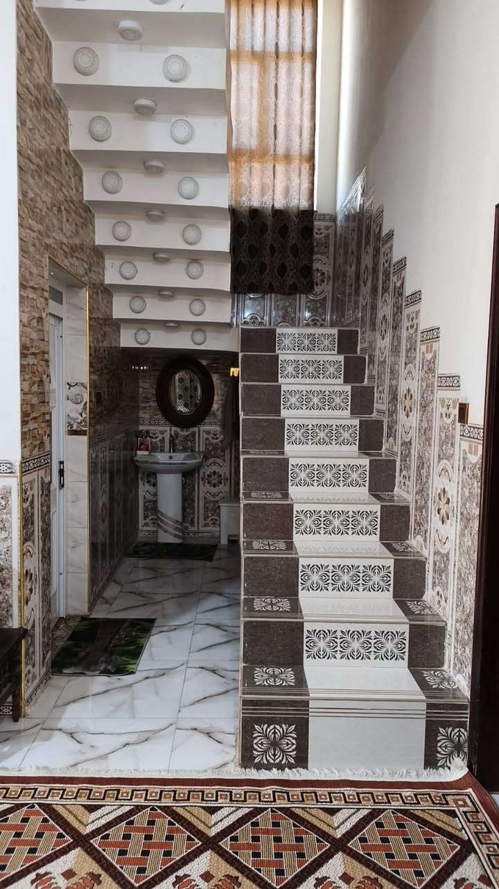 السلام عليكم تم تنزيل السعر من ١١٠ إلى ١٠٥ قفل المساحة ١٥٠ م طابق واحد غرفتين وصالة وبراني ومطبخ ومجمع صحي الموقع البيت حي الحسين الكفائات الزراعي لاستفسار الاتصال على الرقم *********** أو مراجعة مكتب عقارات الثابت عنوان المكتب حي الحكم مجاور مجمع الالماني توتل مقابل متنزه النورين.
