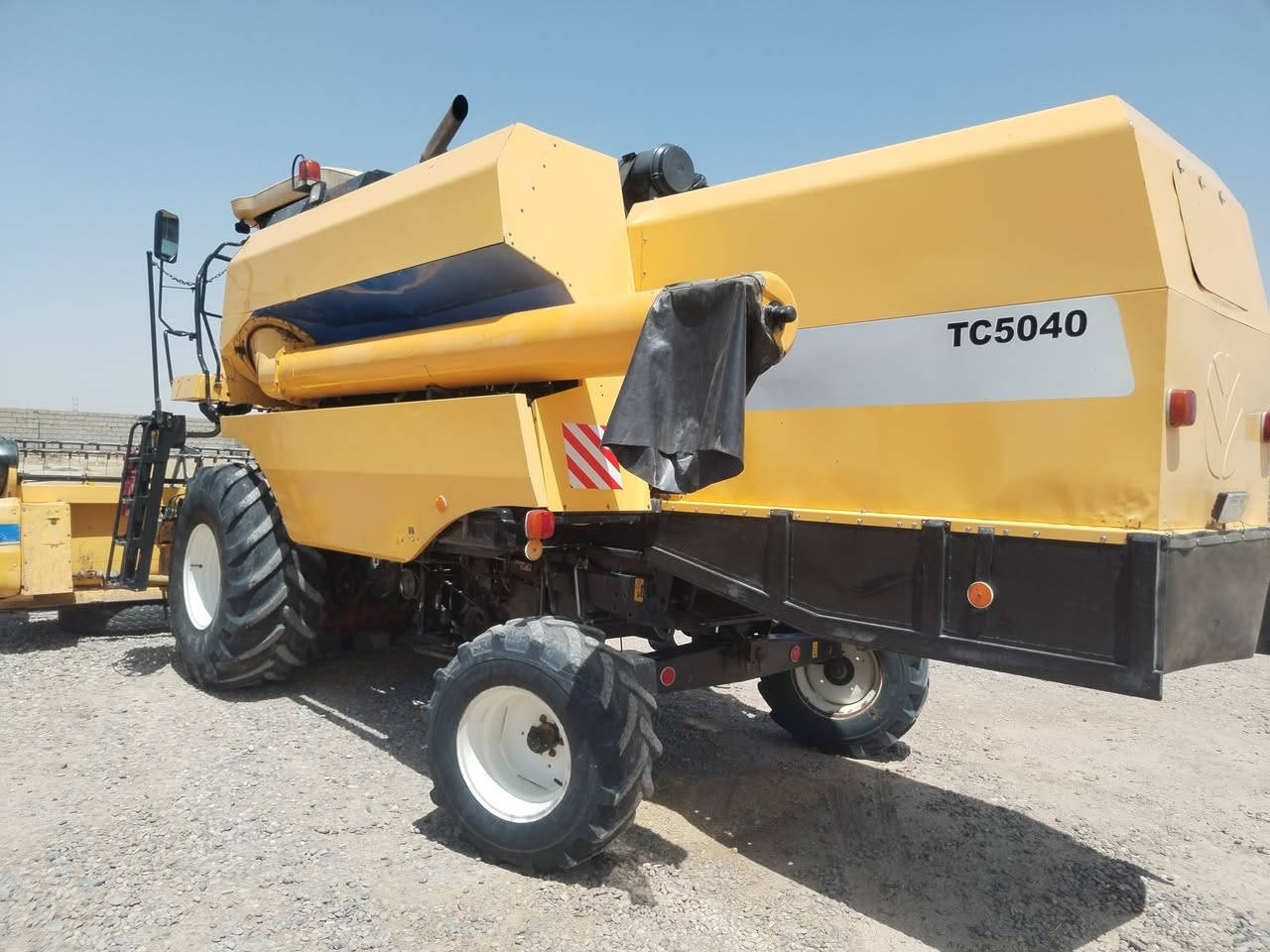 ني هولند موديل 2014 اربعه بلم رقم اربيل قايش الحاصوده نضيفه *********** السعر 85 وبيه مجال
