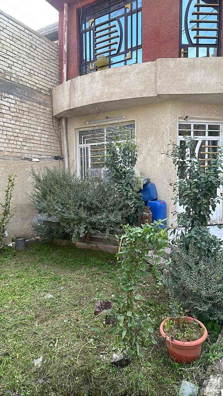 السلام عليكم الدار للبيع المساحه 194 يتكون من طابقين الطابق الاول يحتوي على استقبال وصاله داخليه وغرفتين خدمات صحيه داخليه وخارجيه وحديقه مثل ما موضح بالصور والطابق الثاني يحتوي عل غرفتين وسطحين في منطقة السريدات القديمة المربع الثاني تبليط باب البيت وخدمات كاملة السعر ١٣٠ بي مجال بسيط حك الجية الرقم ***********
