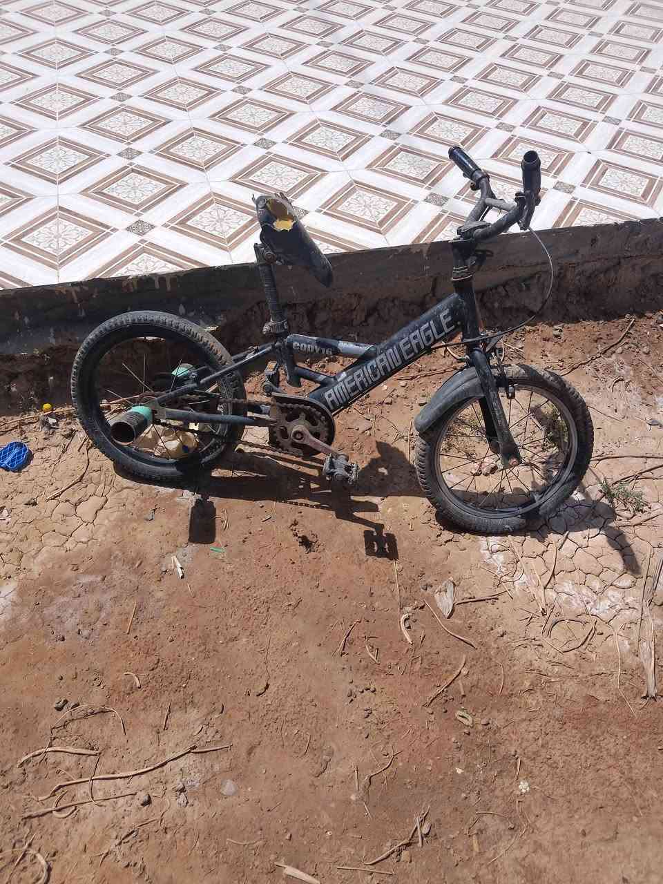 السلام عليكم بايسكلات عدد 2 للبيع الاسود بالة ياباني نقصة بس مكينة خلفية للويل سعرة 40 الف والثاني الازرق شغالة مناقصة اي شي سعرة 30الف مكاني منطقة كصب للاستفسار الاتصال على الرقم ***********
