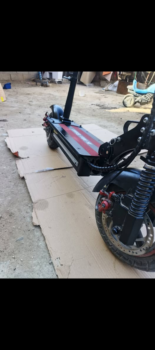 السلام عليكم

سكوتر كهربائي كاكو ماكس سبيد مستعمل 5  أشهر وتاركه كهربائيا نظيف جدا، بس اللايت عطلان ماته بسبب الدكمه ومركب لايت بمكانه والبريكات يحتاجلهن تبديل  أما تواير شادهن جدد تواير ربل من الشركة ماته 
نظام 3 سرع بطاريات ليثيوم بلكامل تمشيك 30/35 كيلو بلشحنه الوحده يصير وكفه وكعده المقعد ينفتح ويتركب ، دبلات امامي وخلفي  الستيرن يتكبر ويتصغر والسكوتر يتطبگ ، المقعد يتحمل وزن 120 كيلو 
سعرته توصل 55 
السعر رايدة 350 ألف وبيه مجال ماخذه ب 600 ألف بس مستعجل ع بيعته

 مكاني كربلاء  
*********** هذا رقمي اتصال أو واتساب
