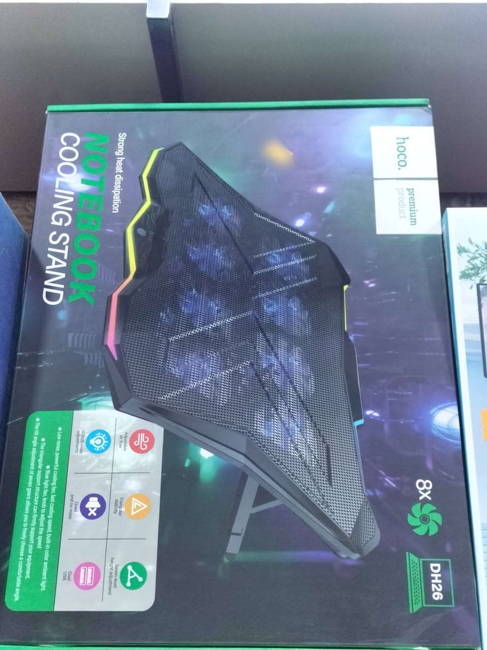 هذه قاعدة تبريد للكمبيوتر المحمول من طراز Hoco DH26. 
تتميز بـ 8 مراوح لتشتيت قوي للحرارة.
تحتوي على أضواء LED محيطية ملونة ومروحة بضوء أزرق.
يمكن تعديل سرعة المروحة باستخدام مقبض تحكم.
هيكل الدعم ثلاثي الزوايا يوفر ثباتًا قويًا وسبعة مستويات لضبط الزاوية.


**إذا كنت صاحب هذا الإعلان وتريد حذفه لأي سبب، رجاءا أرسل رسالة إلى الدعم الفني**