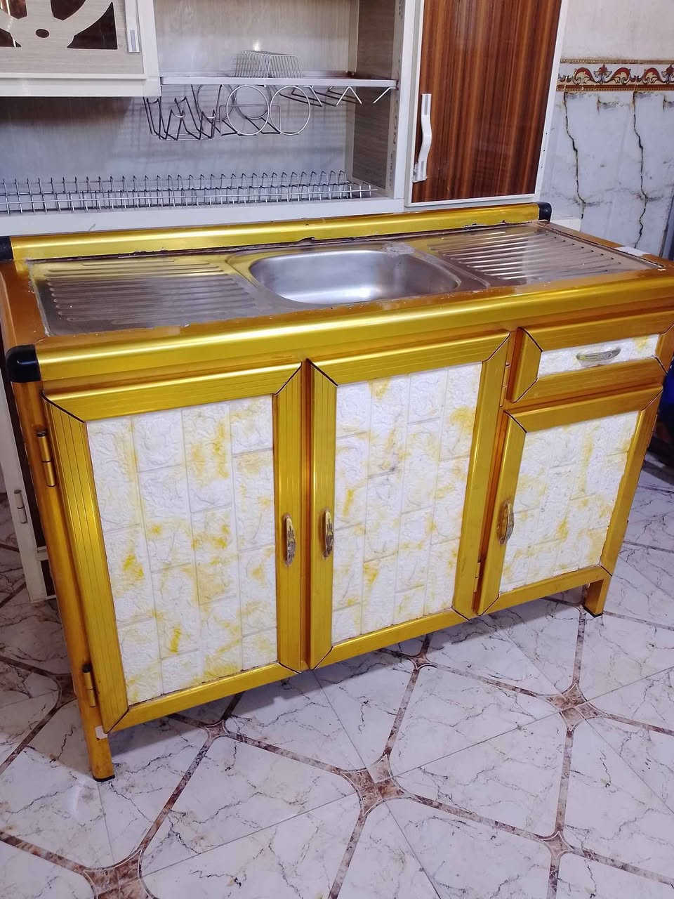 للبيع كاونتر اخو الجديد  متر ونص  مبطن لباب  + سنك متر ونص  بدون اضرار  العنوان بصره تاميم للاستفسار *********** متوفر توصيل البصرة, العراق
