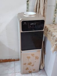 تخم للبيع ٨ مقاعد و ٦ كوشات السعر ١٠٠ وبي مجال بسيط والبراد نظيف قفلة ...