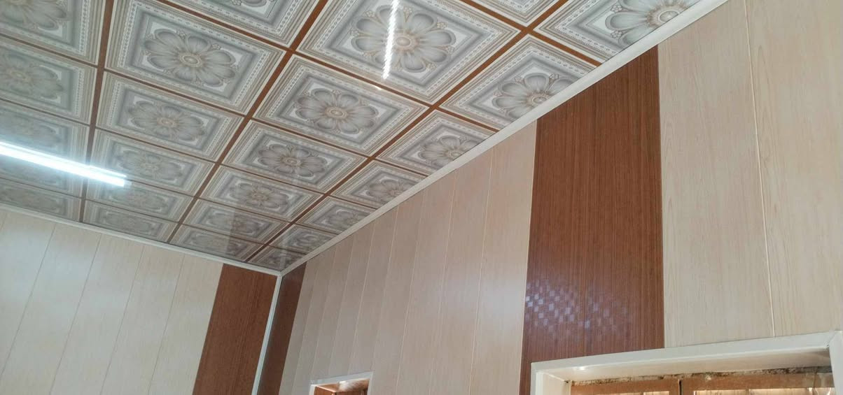 بيت للبيع منطقه السبل مقابل السجن الاصلاحي مساحه 250 متر بيه وصل تطويب غرفتين وصاله ومطبخ حار وبارد منور حمام داخلي وصحيات خارجيه ودرج خارجي طارمه جبيرة فوگ ال50 متر ارضيه سيراميك جديد شارع رئيسي مو فرعي ماي ومجاري توهم مشتغلينها وراها تبليط شركه جاي تشتغل بلمنطقه السعر 53 وبيه مجال. الاتصال *********** بيه واتساب ; بيع مستعجل
