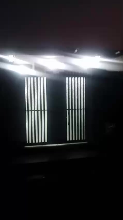 سلام عليكم بيت البيع ١٠٠متر بحي لامين اول ملعب خماسي بنزلته يبعد عن شارع ١٥٠م البيت درجه أوله متعوب عليه بناه بلوك بورك الجدران سراميك الارضيه برسلاين  الخدمات كهرباء ماي مجاري الاستفسار *********** بيه وتساب رقم سند 25 مدور مباشرتن بسمك
