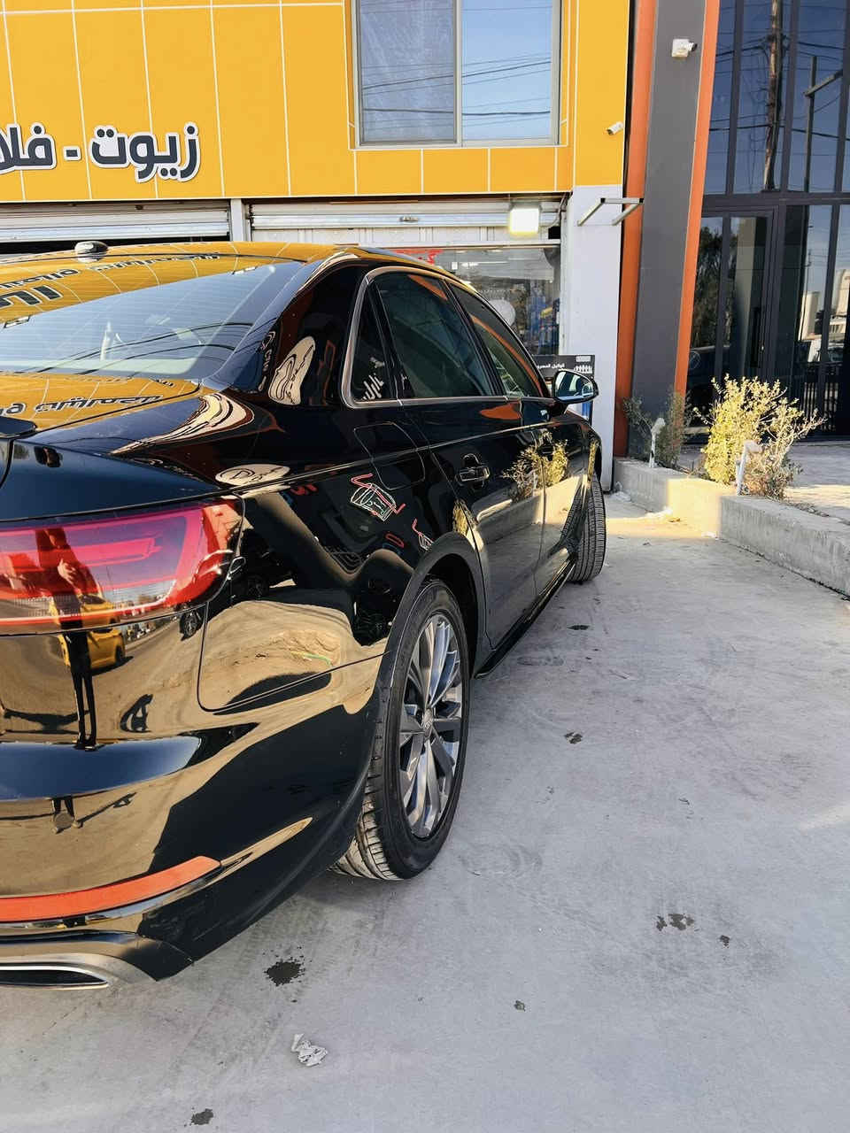السلام عليكم
اودي s-line a4 2019 (للبيع فقط)
وارد خليجي بدون حادث 
ماشيه 329 الف كيلو 
مبدل طابوكه مشتغلها بأربيل ممشاها 7000 كيلو يعني زيرو
حجم المكينه 2.0 توربو 
كير 7 نمر 

موصفات السيارة. ——-

بصمه
بردات خلفيه بلاديه 
دخول ذكي 
شفتات
حساسات خلفيه
هاند بريك بصمه
كرسي سائق كهرباء 
كراسي جلد جوزي
عليها دوشمه بلاديه جلد وكنتارا
دوس مختمه s-line 
تبريد قطعتين والامامي منفصل مناخين 
قبضة گير كرستال 
تحكم سترين جهتين 
كروس سرعه 
شاشه + بلوتوث 
سستم صوت 
جنطه ذكيه تنفتح عن طريقه تمرير الرجل اسفل الدعاميه الخلفيه
لايت اوتو 
—————————————————————————
ملاحضه السياره تجي مواصفات s-line بدون فتحه وبدون كامره خلفيه 
كامره خلفيه موجوده مشتريها بلاديه مالتها يرادلها فقط تركيب وياها منفاخ تايرات خاص بالسيارات 
ويه السياره دوس قالب خاصه بالسياره 
كامله السياره وشغل واطلع  
(مكان السياره بغداد السيديه)
“””” السعر 150 ورقه وبيها مجال “””” 
رقم التواصل : ***********
