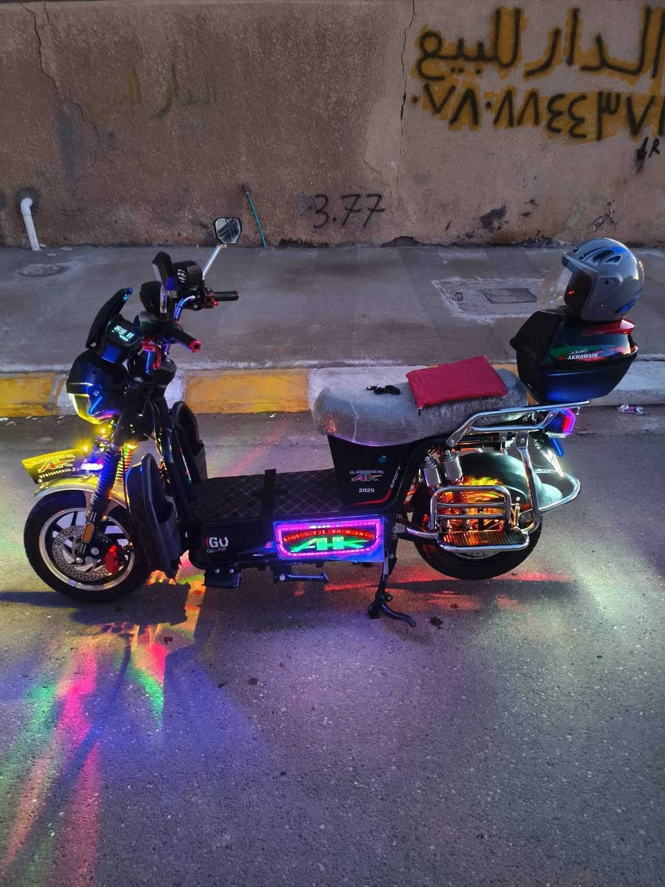 دراجة جبلي موديل 25 .. 6 باتري .. استخدام 3 اشهر فقط .. فوول نظافة بعدها وضع شركة ..
البطاريات الاخوين 40 أمبير .. فول الفوول ..
خوذه + جادر + بصمه 2 + سويج 2 + ام بي ثري .. دبل سماعة .. الكهربأئيات كلها شغالة .. نشرات جانبية .. رقم خلفي ضوئي ..دبل اشارة .. لايت عالي ناصي ..ستاند موبايل .. جهازه مانع سرقة .. تشغيل عن بعد .. 
الدراجة فوول نظافة وستخدام قليل واخت الجديدة ..
السعر 725 .. وبي مجال ..
*********** .. واتساب ..
‏‪0750 939 8809‬‏ ..
