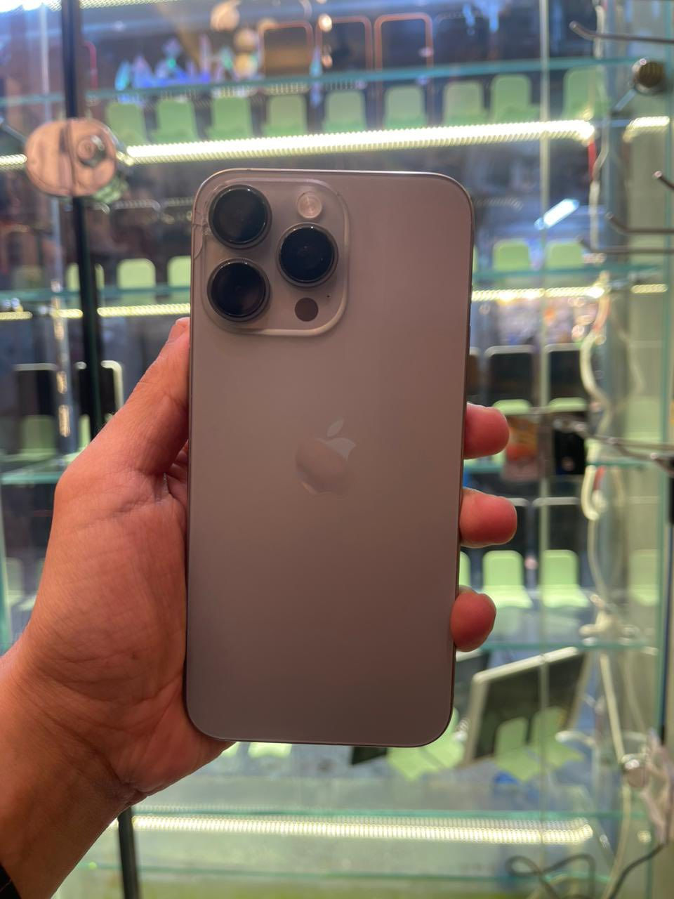 سلام عليكم.
ايفون. 15. برو ماكس. مستبدل فقط شاشه اصليه فيس ايدي شغال.  الجهاز. دبل خط. (خطين). 
ذاكره. 256. 
بطاريه. 100. بلاديه. 
نموذج. M. 
نضافته. 95. ‎%‎100 
الضهر. فقط ضهر بي فطر. ليفوك. ممبين ولا مئثر بشي. 
للبيع او مراوس. 
السعر. 700. الف. فقط. 
عنواني. فلوجه. 
للأستفسار. ***********
