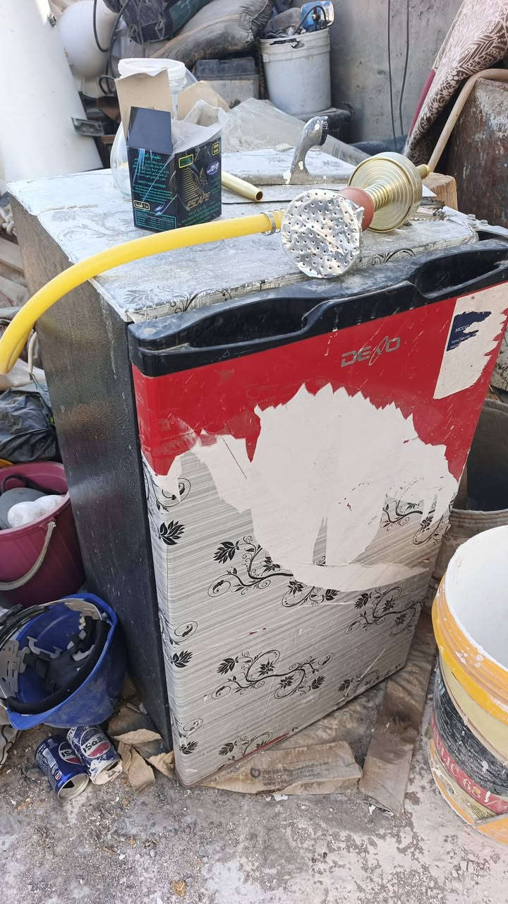 السلام عليكم طباخ وثلاجتين للبيع
الطباخ شغال بس العين البنص فالته مدري شبيها رايدينه 40
والثلاجات الوحده 25 ناقصهن بس غاز ***********
