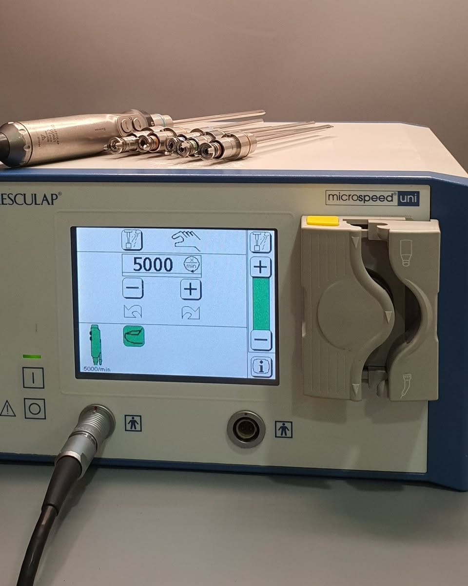 جهاز شيفر Arthroscopy متكامل
Asunm Medical
نقدم لكم جهاز شيفر عالي الجودة من شركة Aesculap الألمانية، مصمم لأعلى دقة في عمليات المفاصل.
 Model: Microspeed Uni
 Brand: Aesculap
ميزات جهاز Aesculap Microspeed Uni
 تصميم خفيف ومريح (حوالي 275 غرام)
 سرعة عالية وتحكم دقيق حتى 5000 RPM (شيفر) و 8000 RPM (بور)
 أوضاع تشغيل متعددة: Forward / Reverse / Oscillation
 نظام ذكي للتعرف على البليد تلقائياً
 تحكم بالشفط لتحسين الرؤية أثناء العملية
 إمكانية ضبط السرعة والتسارع حسب حاجة الجراح
 دقة عالية في القطع وأداء ثابت
 نظام أمان عالي لحماية البليد
 يعمل مع Foot Switch لسهولة التحكم
 مناسب لجميع عمليات Arthroscopy (الركبة، الكتف، الورك…)
أداء قوي وثبات عالي أثناء العمل
مناسب لعمليات Arthroscopy
 الملحقات:
6 بليدات Reusable عالية الجودة
Foot Switch للتحكم السهل أثناء العملية
 الحالة: مفحوص وجاهز للعمل
 الضمان: 6 أشهر
 خدمة صيانة متوفرة لجميع المحافضات 
التجهيز مباشر، 
http://wa.me/9647518646477

 WhatsApp

http://wa.me/964774093563

#asunmmedical


**إذا كنت صاحب هذا الإعلان وتريد حذفه لأي سبب، رجاءا أرسل رسالة إلى الدعم الفني**