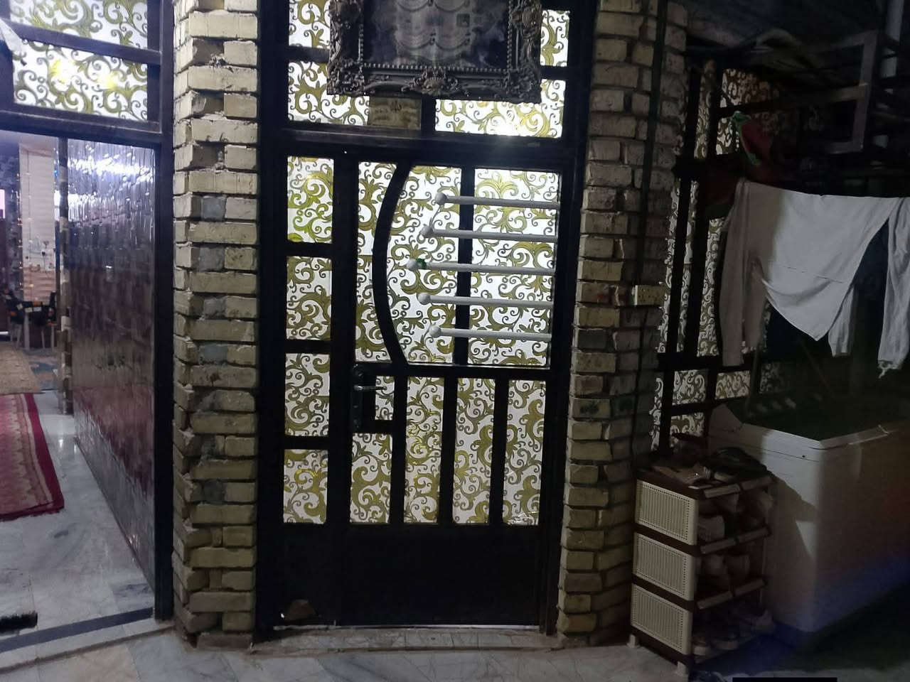 بيت زراعي منطقة الشركة الهندية قرب معمل الغاز مال الكبر ولاغزلان
مساحة 100 متر 5 ×20 طابقين الطابق الجوة كامل كلة سيراميك كامل الرضية مرمر بي 3 غرف نوم اوصالة واستقبال  الطابق الثاني الفوك نقص ارضية كاشي فقط السطح بدون بيتونة اوستارة سعر 100  ***********
