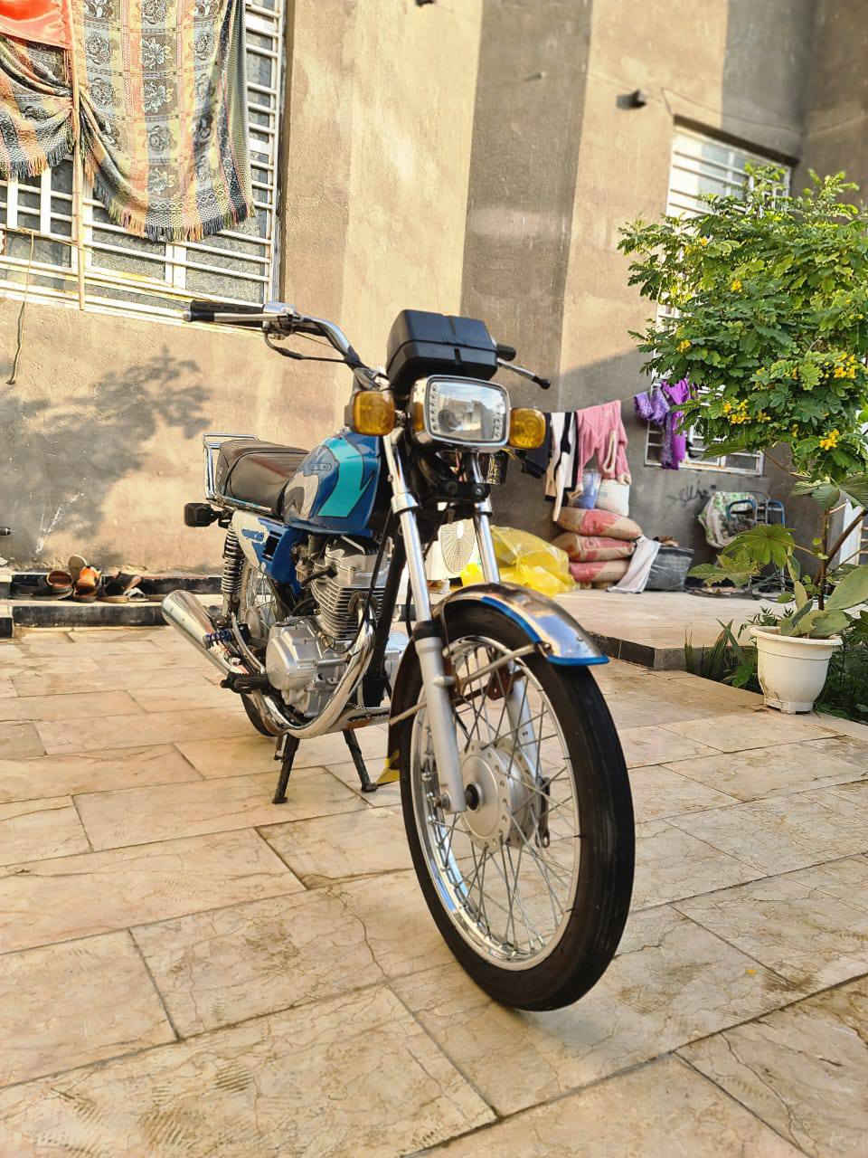 السلام عليكم دراجه للبيع اوراق كامله اصولي موديل 2017 تعمير 2024 مكينة مامفتوحه غراض كلهن جدد مكان ناصرية مركز السعر خاص ***********
