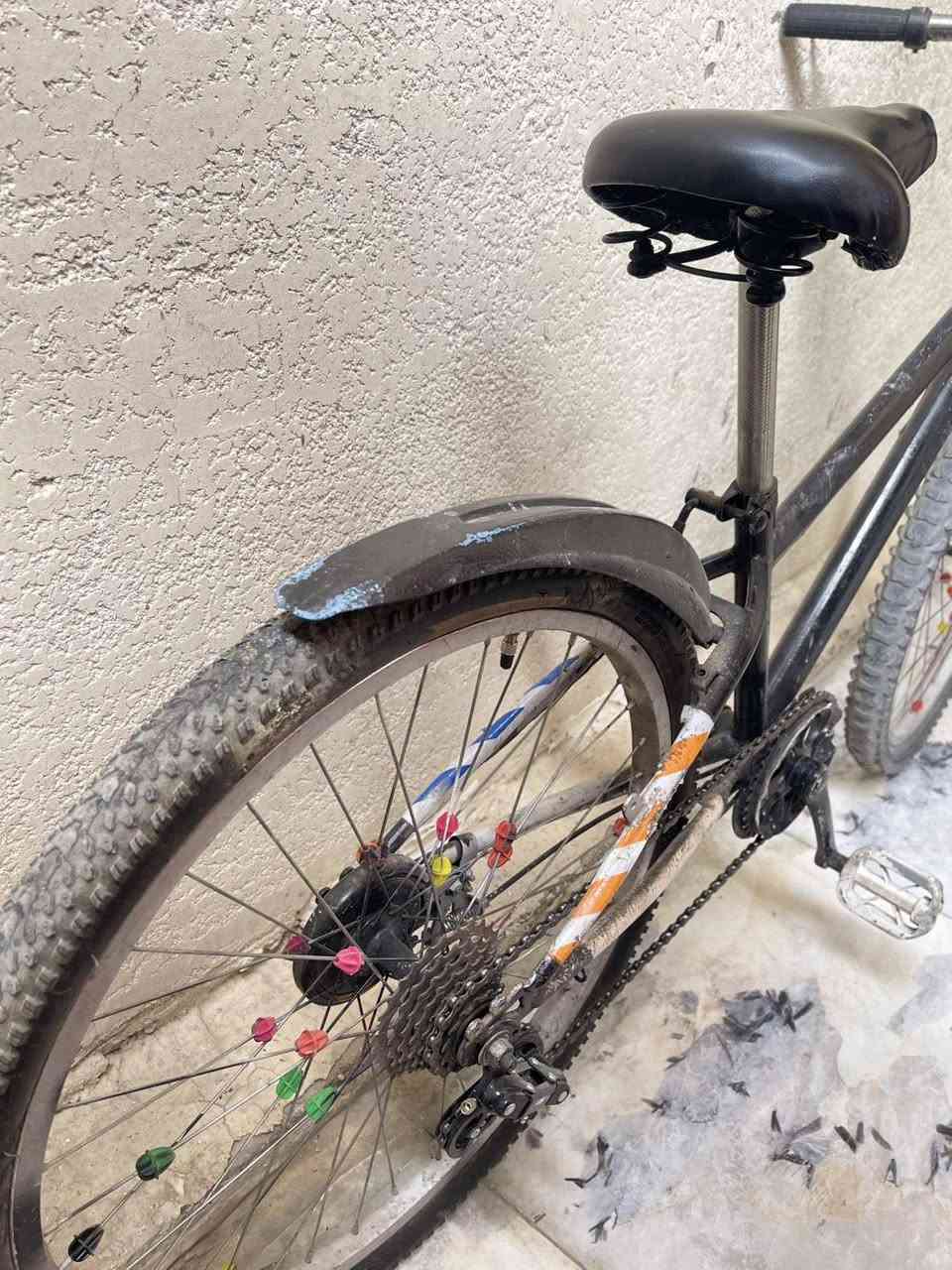 للبيع بايسكل جبلي
اللون: أسود
الحالة: جيدة بشكل عام

المواصفات:
إطارات عريضة مناسبة للطرق العادية والترابية
بيه رفارف للأمام والخلف
بيه بريكات يدوية
بيه زينة ملونة على أسلاك العجلات

ملاحظة:
العگرب (تبديل السرعة) الخلفي عطلان ويحتاج تصليح بسيط.

السعر: 30 وبي مجال


**إذا كنت صاحب هذا الإعلان وتريد حذفه لأي سبب، رجاءا أرسل رسالة إلى الدعم الفني**