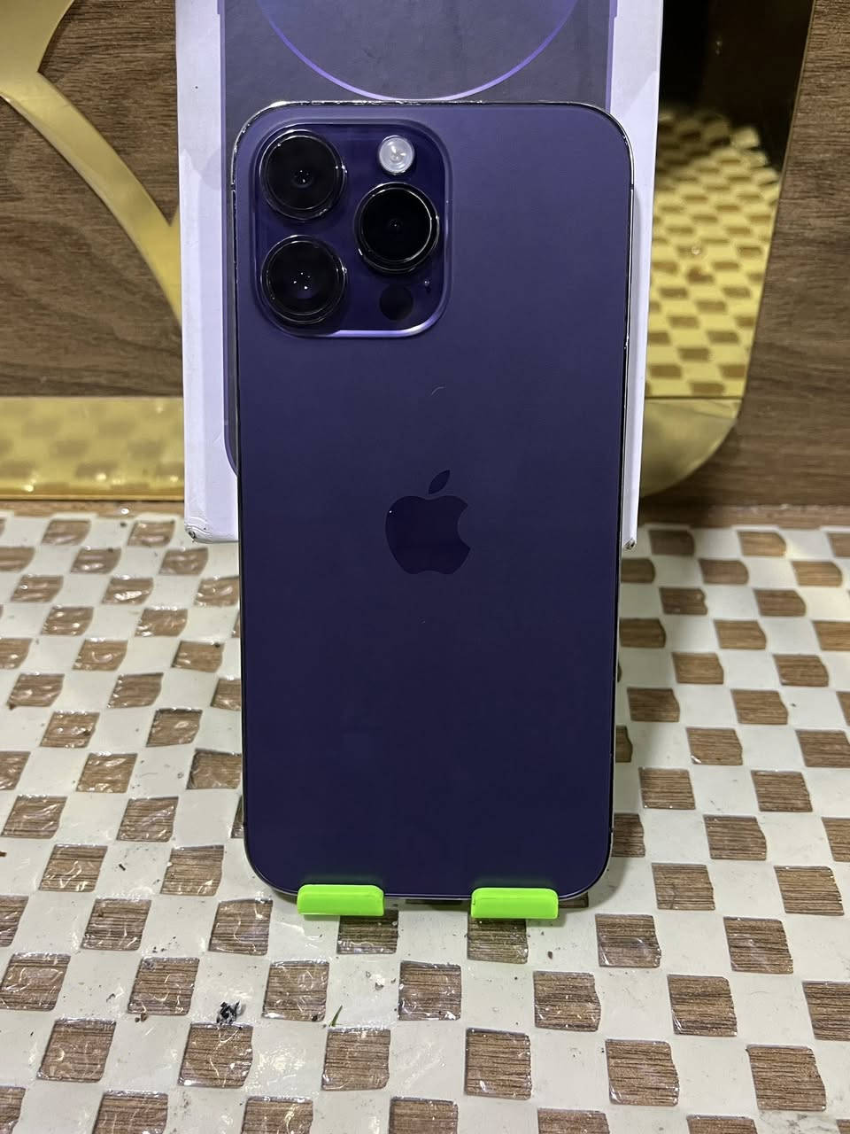 السلام ؏ـليكم
ايفون 14 PRO MAX 
بطارية 91 
ذاكرة 512
الجهاز مبدل شاشه اصليه وكورتونته ويا نضيف كلش
سعر الجهاز 725 وبي مجال 
مكاني ديالى بعقوبة 
للأتصال ***********
توصيل موجود
